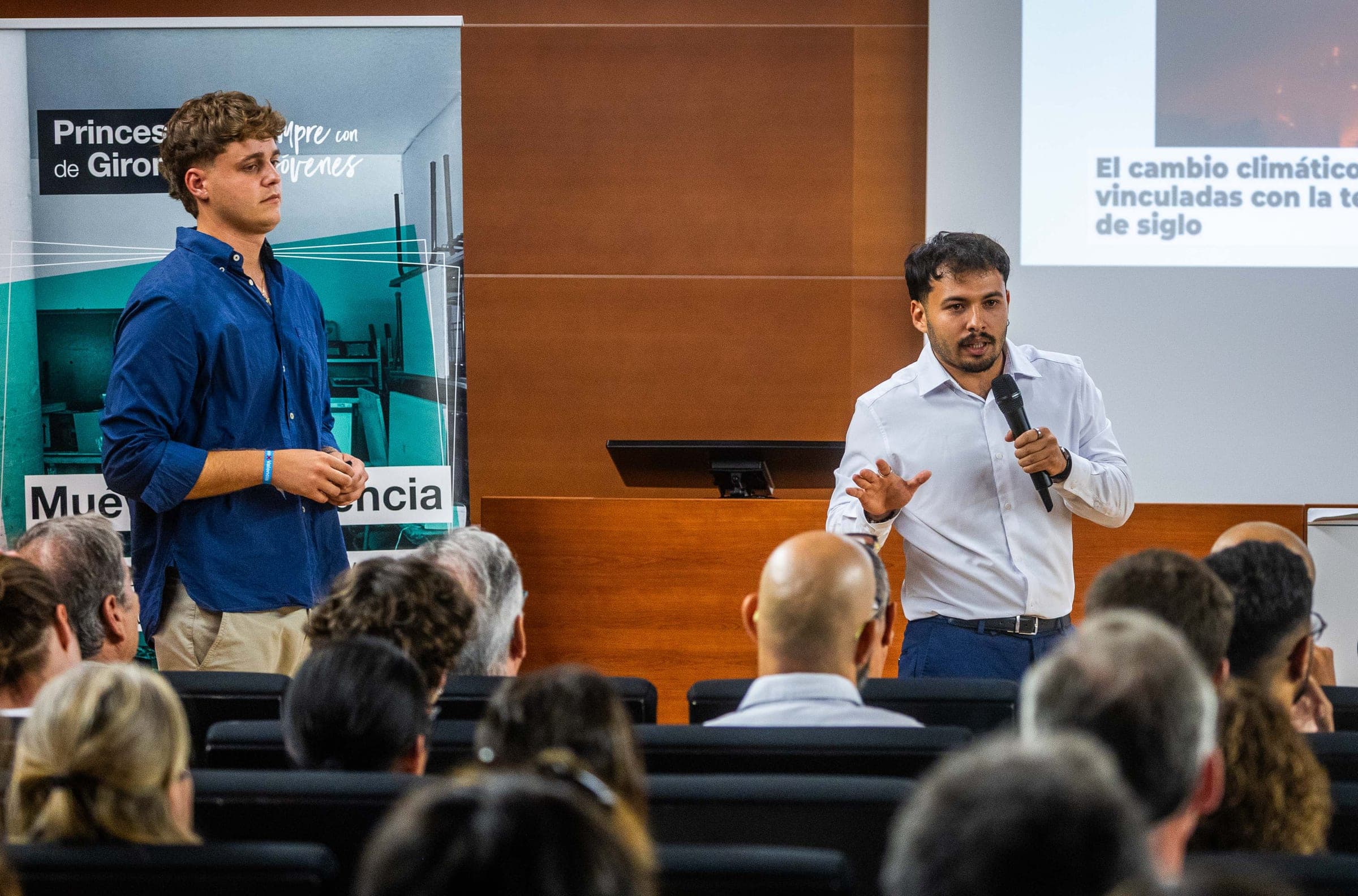Espacio de trabajo del prototipo de BioSoil en la UPV — equipos, cuadernos y bocetos iniciales.
